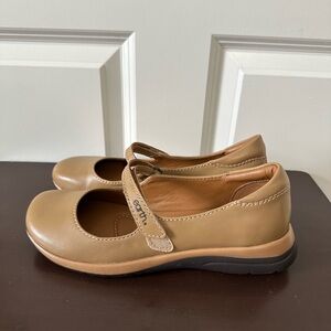 Earth Tose Lug Sole Square Toe Natural Tone Mary Jane Flat Shoes Size 7.5